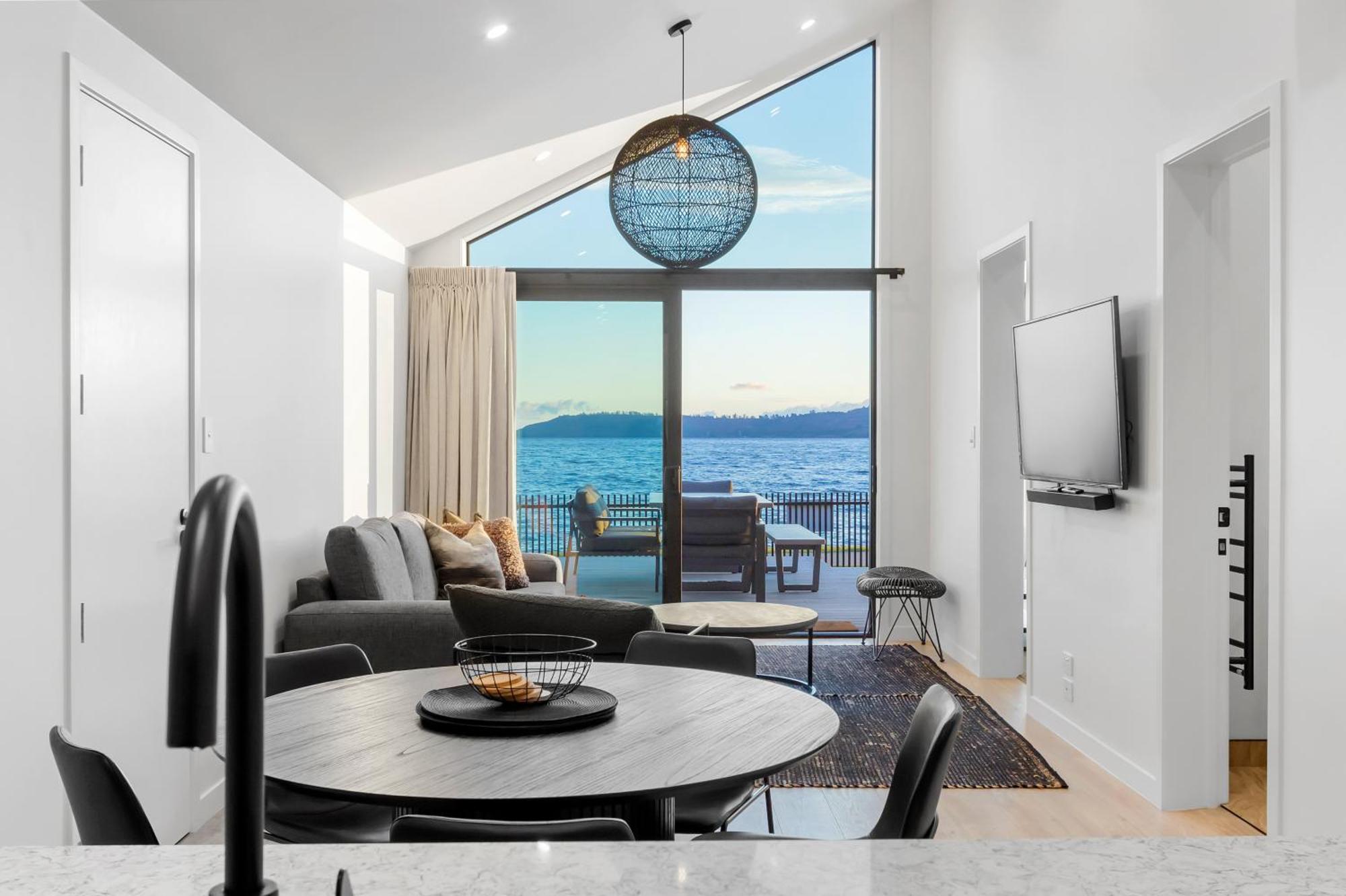 Absolute Lakefront House Taupo Exterior photo