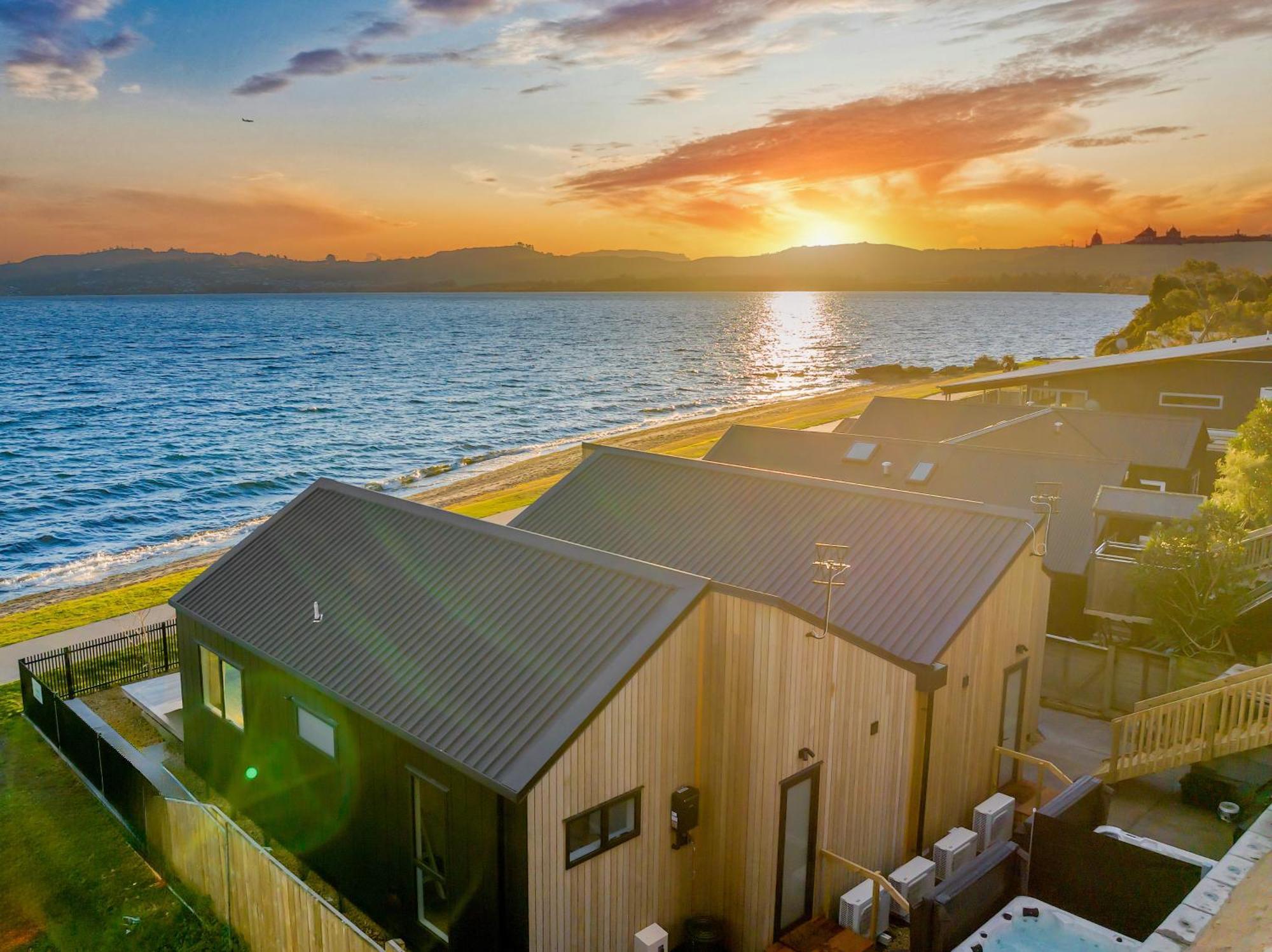 Absolute Lakefront House Taupo Exterior photo